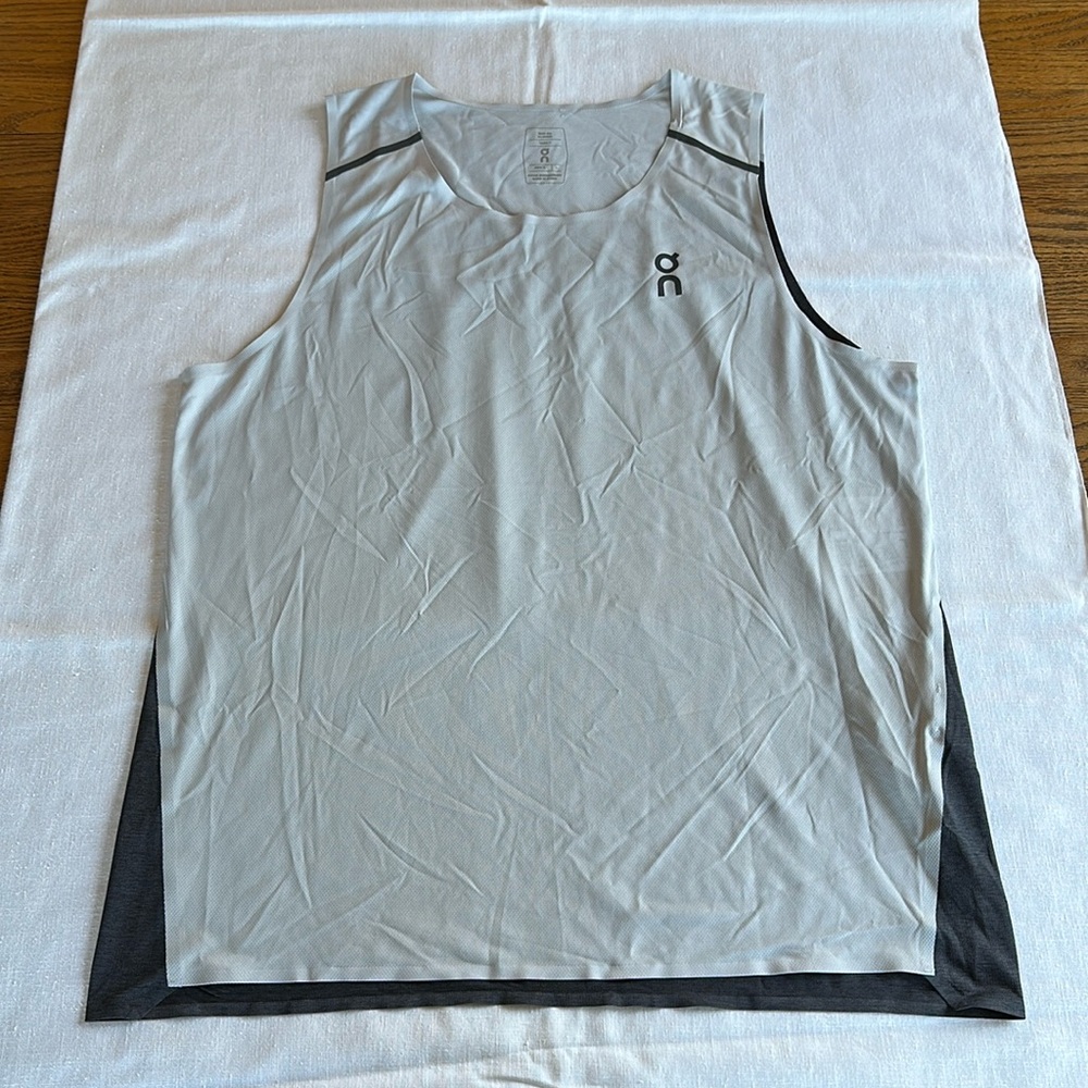 On Running Tank-T Glacier / Black L NWT